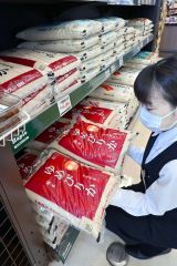 店頭に並んだ道産の新米「ゆめぴりか」（１２日午前１０時１５分ごろ、音更町のハピオで。金野和彦撮影）