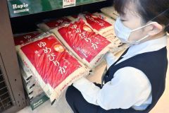 店頭に並んだ道産の新米「ゆめぴりか」（１２日、午前１０時１５分ごろ、音更町内のハピオで。金野和彦撮影）