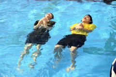 ペットボトルをかかえて浮く練習をした