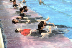 ペットボトルで浮く練習の様子