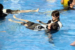 背浮きの姿勢を体験する生徒