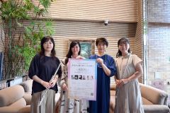 フルートを持って演奏会をＰＲしている（左から）赤部さん、小黒さん、佐々木さん、吉延さん
