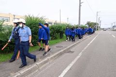 目的地に向けて集団で避難する生徒ら