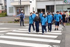 目的地に向けて集団で避難する生徒ら