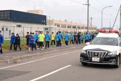 目的地に向けて集団で避難する生徒ら