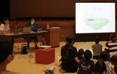 さとうさんの豊かな感情表現に引き込まる観客ら