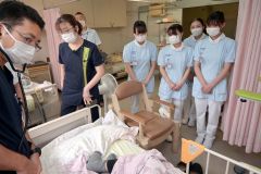 老人ホームでの医師の問診に同行する旭川医大の看護学生
