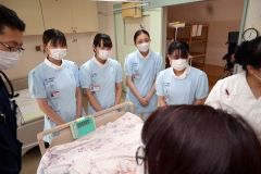 老人ホームでの医師の問診に同行する旭川医大の看護学生