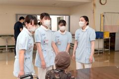 老人ホームでの医師の問診に同行する旭川医大の看護学生