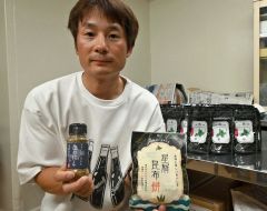 「星屑昆布」とコラボしたスパイス調味料（左）と、もち菓子を持つ保志さん