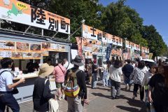 青空の下、大勢の客でにぎわった会場（８丁目）