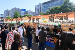 大勢の客でにぎわった会場（８丁目）