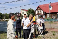 測量に挑戦する生徒