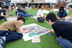 藤丸パークで「ごちゃまぜアート」　色鮮やか共同作品