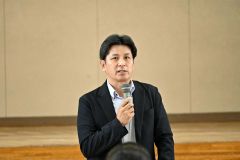 ３年生にエールを送る古谷進路指導部長
