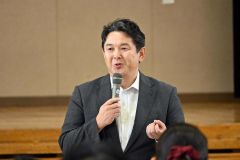 ３年生にエールを送る千葉校長