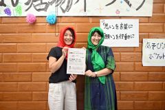 頭巾スタイルで参加を呼び掛ける（左から）久保さんと嶋野奈津美事務局長