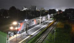 ジャガイモなどを積載し、２０両編成で運行する貨物列車（１２日午後８時５５分ごろ、ＪＲ西帯広駅で。塩原真撮影）