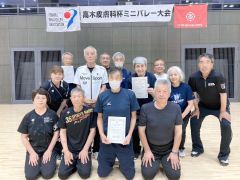 シニアの上位チーム。１位のおとふけ万年（手前）ら