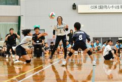 【混合決勝・豊頃ランバーズ―本別中央ジャンプ】ボールを必死につなぐ豊頃ランバーズの（２）平間緒実（手前左）