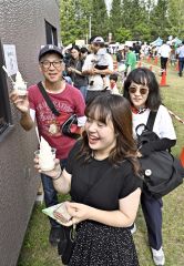 イベント特製のパフェを買い求める来場客（１３日正午ごろ、塩原真撮影）