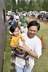 イベント特製のパフェを買い求める来場客（塩原真撮影）