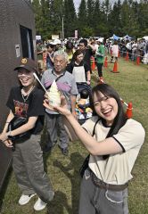 イベント特製のパフェを買い求める来場客（塩原真撮影）