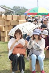 よつ葉の白いパフェを味わう来場者（午前１０時４０分）