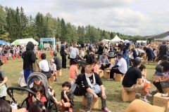 多くの来場者でにぎわった会場（午前１０時４０分）
