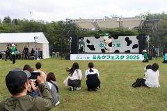 ステージイベントでは「みるる」がコミカルなダンスを披露した（午前１０時３０分）