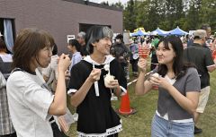 イベント特製のパフェを食べる来場客（１３日正午ごろ、塩原真撮影）