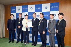 要望書を手渡す北海道観光機構の唐神会長（左から３人目）