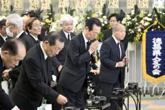石川知裕氏の通夜で焼香する（手前右から）鈴木宗男参議院議員と小沢一郎衆議院議員（１３日午後７時５０分ごろ）