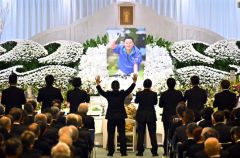 石川さんの遺影の前で残された家族に励ましのエールを送った函館ラサール３０期の有志ら（１４日午前１１時４５分ごろ、塩原真撮影）