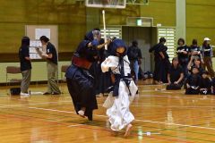 【小学生高学年男子決勝・音更柳町Ａ―芽室Ａ】鋭い攻撃を仕掛ける音更柳町Ａの花野航太郎（左）