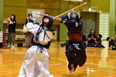 【小学生高学年男子決勝・音更柳町Ａ―芽室Ａ】メンを狙う音更柳町Ａの伊藤将生主将（奥）