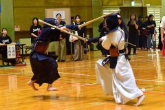 【小学生高学年男子決勝・音更柳町Ａ―芽室Ａ】メンを狙う音更柳町Ａの大内健司（左）