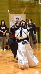 【小学生高学年男子決勝・音更柳町Ａ―芽室Ａ】メンを狙う音更柳町Ａの大内健司（奥）
