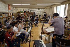 １５日の本番に向けて練習を行う「おとふけブラス」のメンバーら