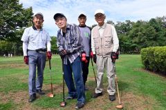 一緒にパークゴルフを楽しむ市老人クラブ春駒長寿会の仲間と奥秋さん（左から２人目）