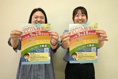 にじいろ教室をＰＲする町職員