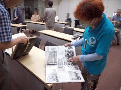 帯広の歴史を示す資料に見入る参加者