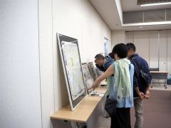 帯広の歴史を示す資料に見入る参加者