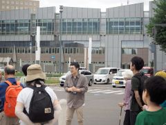 大和田学芸員（中央）と共にまちなかを歩く参加者