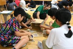 リカジョが伝える科学の魅力　函館高専の「実験隊」　大樹中・大樹小で出前授業