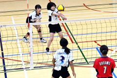 勝利を目指して熱戦を繰り広げる選手たち