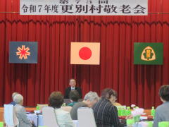 更別村敬老会であいさつする西山村長
