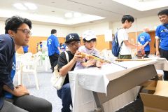 ちびっ子縁日で射的に挑戦する親子（１５日午前１１時ごろ）