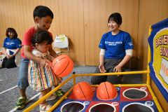 ちびっ子縁日でボール入れを楽しむ子ども（１５日正午ごろ）