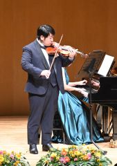 演奏を披露する加藤要生さん
